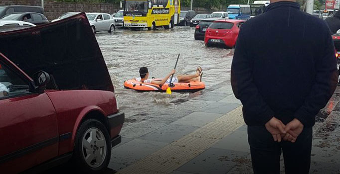 Ankara'yı yine sel vurdu; Keçiören'de araçlar sürüklendi - Resim: 1