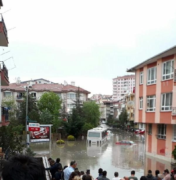 Ankara'yı yine sel vurdu; Keçiören'de araçlar sürüklendi - Resim: 2