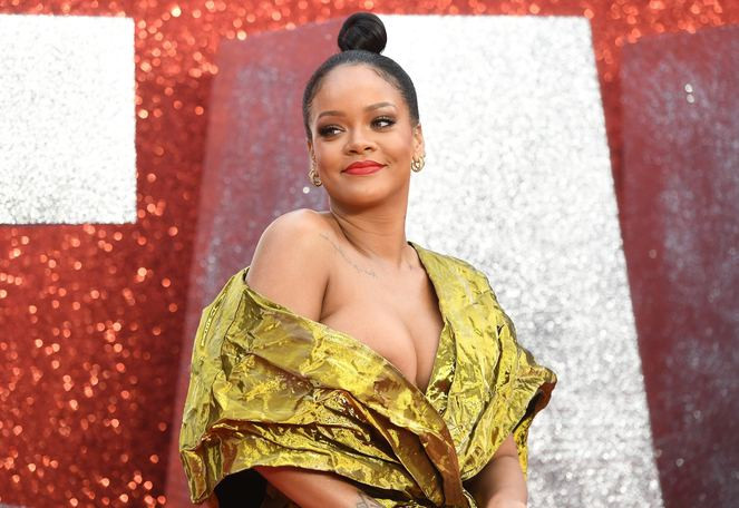 Rihanna her an açılacak gibi duran elbisesi olay oldu! - Resim: 2