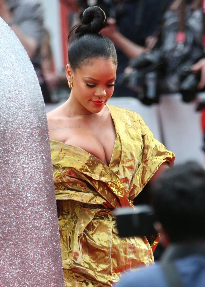 Rihanna her an açılacak gibi duran elbisesi olay oldu! - Resim: 3