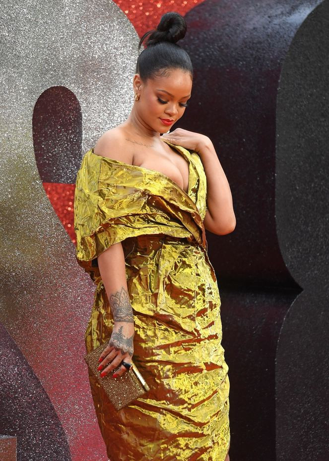 Rihanna her an açılacak gibi duran elbisesi olay oldu! - Resim: 4