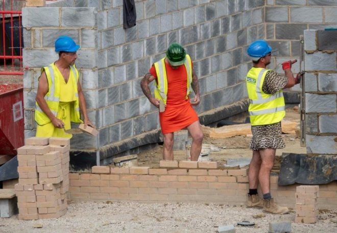 Şort giymeleri yasaklanan inşaat işçileri elbise giydi! - Resim: 2