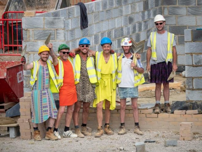 Şort giymeleri yasaklanan inşaat işçileri elbise giydi! - Resim: 3