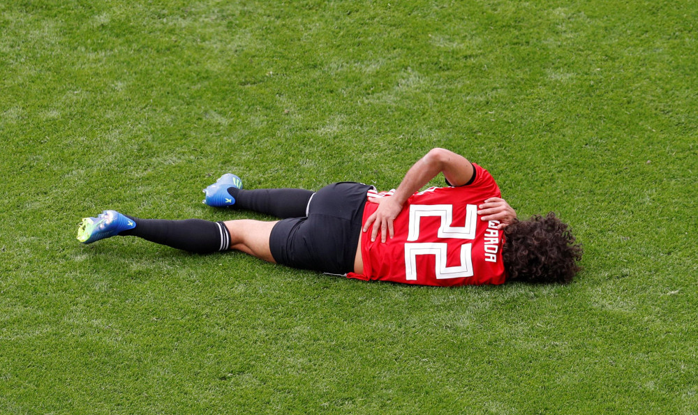 Sırt üstü düşen Mısırlı futbolcu yürekleri ağza getirdi - Resim: 3