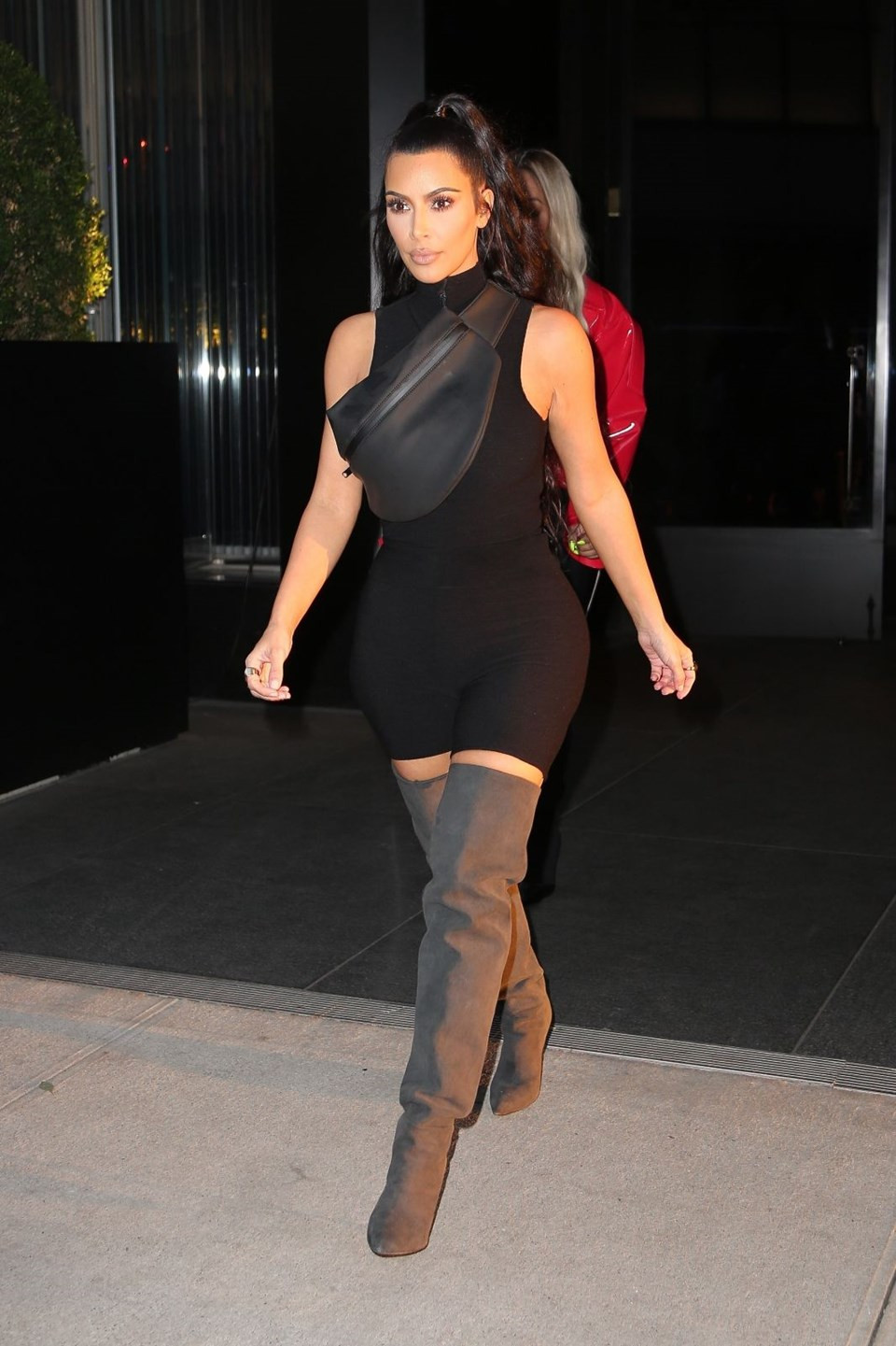 Eşi Kanye West tasarladı Kim Kardashian sergiledi - Resim: 2
