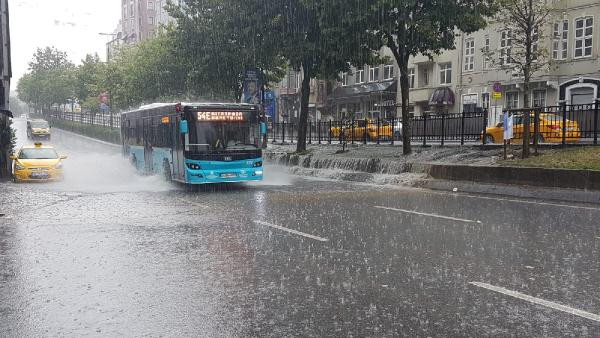 Yağmur İstanbul'u fena vurdu! Alt geçidi su bastı araçlar mahsur kaldı - Resim: 1