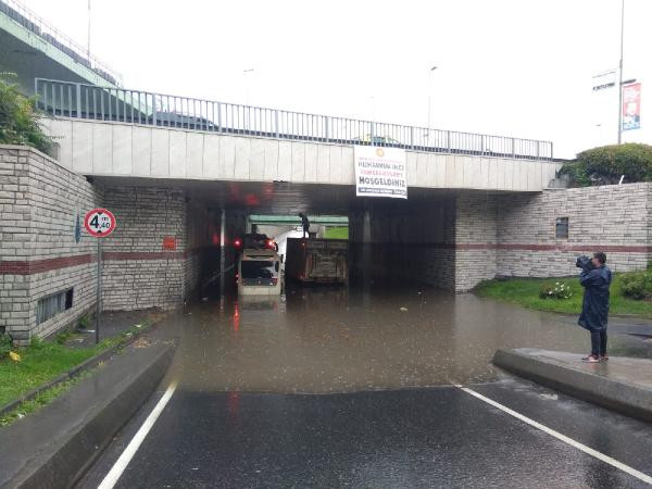 Yağmur İstanbul'u fena vurdu! Alt geçidi su bastı araçlar mahsur kaldı - Resim: 2