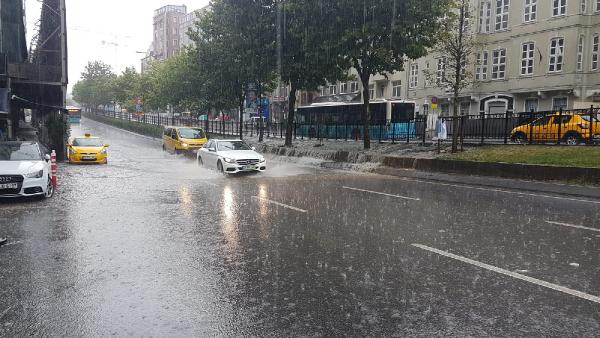 Yağmur İstanbul'u fena vurdu! Alt geçidi su bastı araçlar mahsur kaldı - Resim: 3