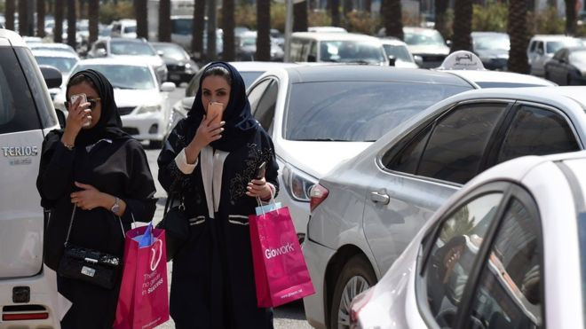 Direksiyon yasakları kalkan Suudi kadınlara hâlâ yasak 5 şey - Resim: 1