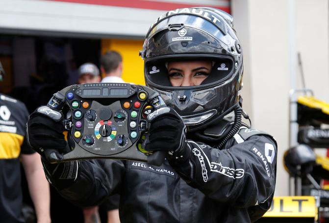 Suudi Arabistan'ın ilk kadın F1 pilotu piste çıktı - Resim: 1