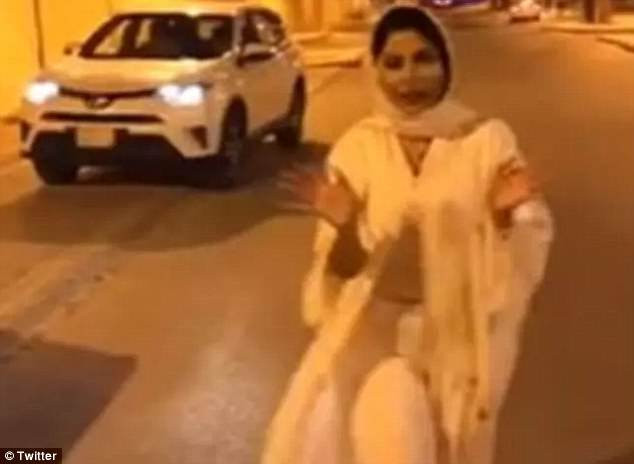Suudi Arabistan'da ünlü sunucu sokağa böyle çıkınca ülkeden kaçtı - Resim: 2