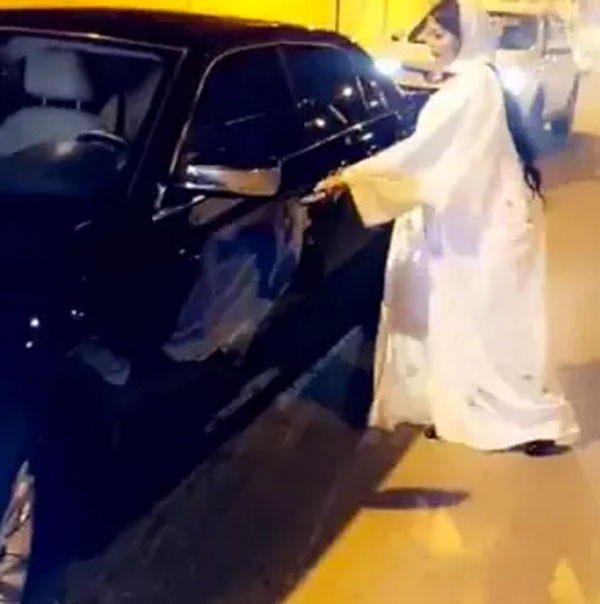 Suudi Arabistan'da ünlü sunucu sokağa böyle çıkınca ülkeden kaçtı - Resim: 4