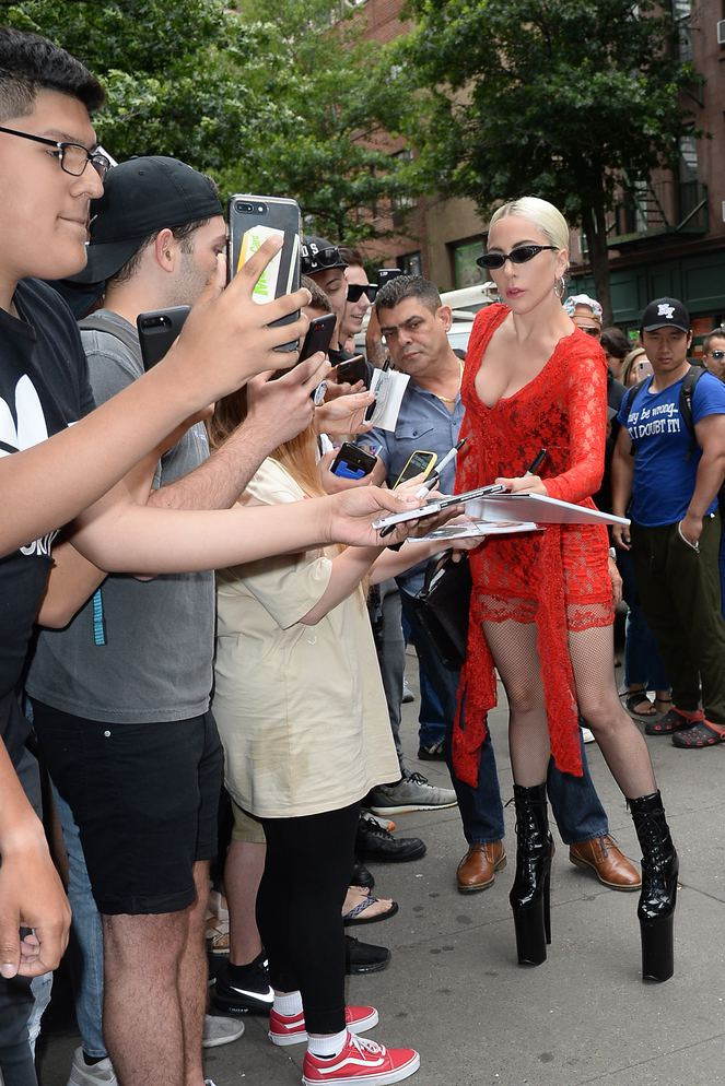 Lady Gaga kırmızı elbisesiyle New York sokaklarında fırtınalar estirdi - Resim: 1