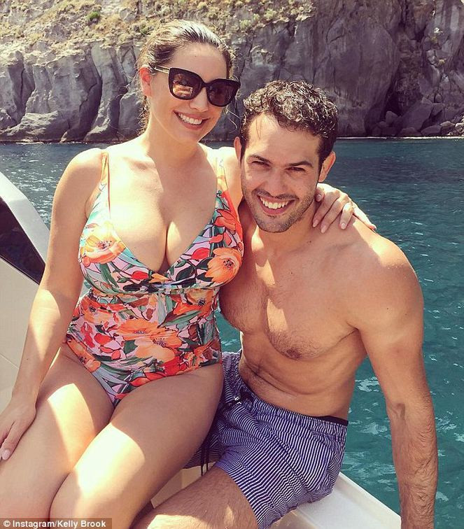 Kelly Brook'un striptiz kulübündeki eğlencesi olaylı bitti - Resim: 1