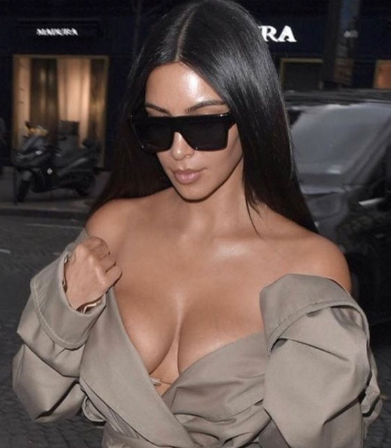Kim Kardashian'ın transparan kıyafetine eleştiri yağmuru - Resim: 4