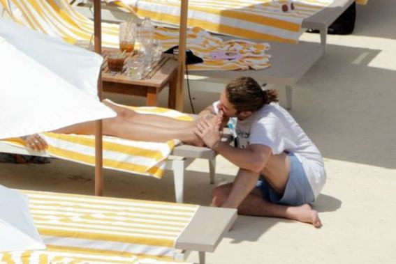 Andrew Watt'dan ilginç sevgi gösterisi: Sevgilisi Rita Ora'nın ayağını emdi - Resim: 2