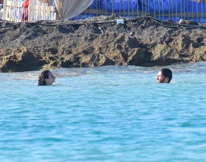 Kaan Urgancıoğlu ile sevgilisi Zeynep Oynak'ın deniz keyfi - Resim: 4