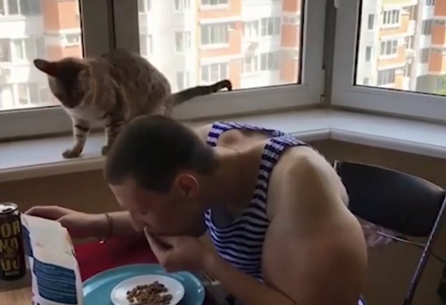 Kol kası yapmak için kedi maması yiyen Rus gencin son hali şoke etti - Resim: 4