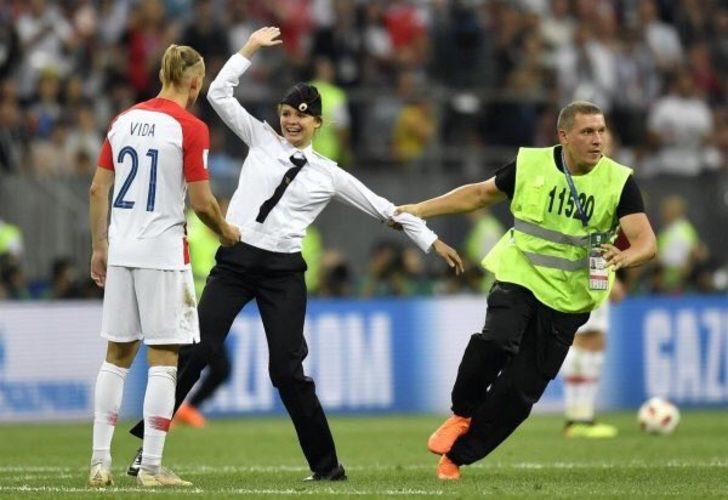 Dünya Kupası'nda sahaya giren kadın taraftar manken çıktı! - Resim: 2