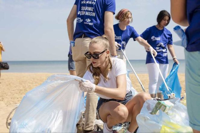 Serenay Sarıkaya'dan kıyı temizliği - Resim: 1