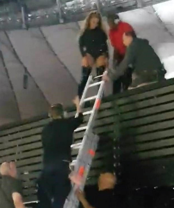 Beyonce'ye sahnede kurtarma operasyonu - Resim: 1