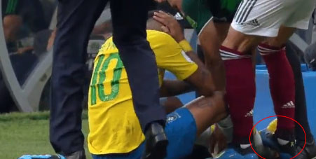 Neymar'a yapılan çirkin faul tepki topluyor - Resim: 1