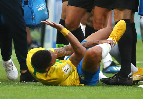 Neymar'a yapılan çirkin faul tepki topluyor - Resim: 4