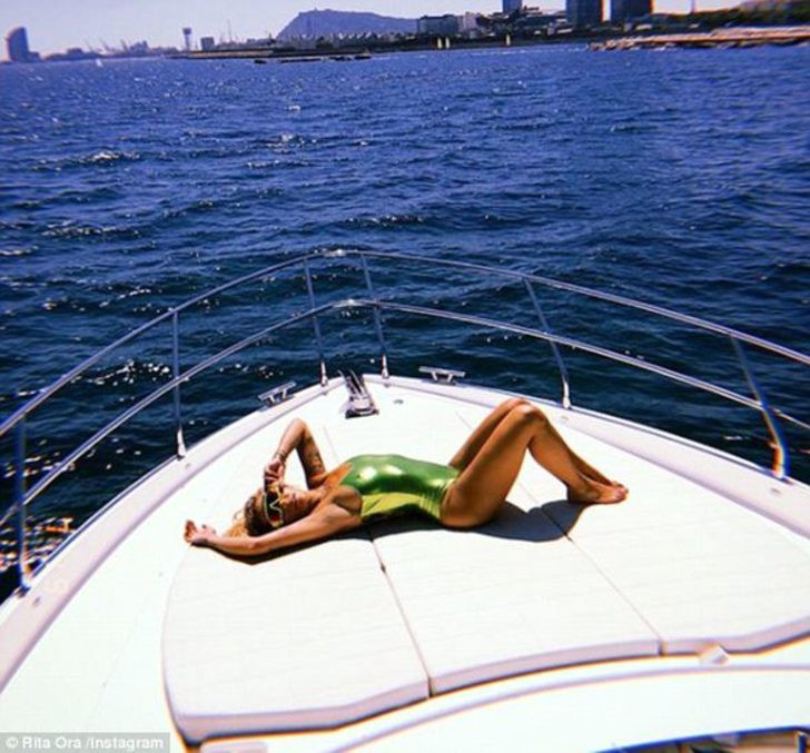 Rita Ora metalik bikinisiyle büyüledi - Resim: 4