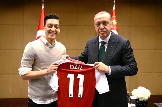 Amine Gülşe'den sevgilisi Mesut Özil'e destek - Resim: 2