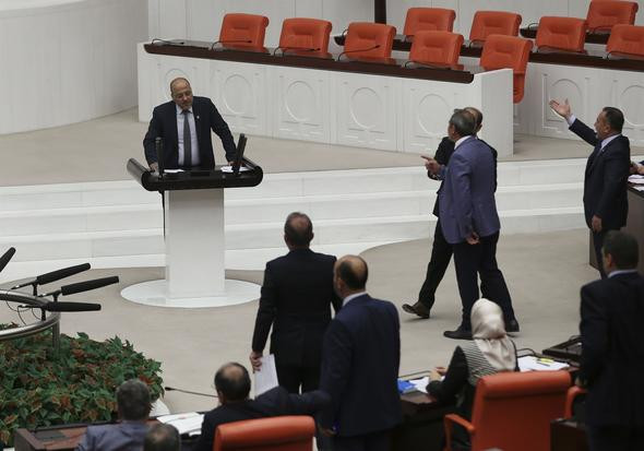 Yeni dönemin ilk Meclis kavgası: AKP’liler kürsüde HDP’li Ahmet Şık’ın üzerine yürüdü - Resim: 1