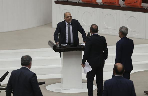 Yeni dönemin ilk Meclis kavgası: AKP’liler kürsüde HDP’li Ahmet Şık’ın üzerine yürüdü - Resim: 2