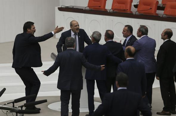 Yeni dönemin ilk Meclis kavgası: AKP’liler kürsüde HDP’li Ahmet Şık’ın üzerine yürüdü - Resim: 3