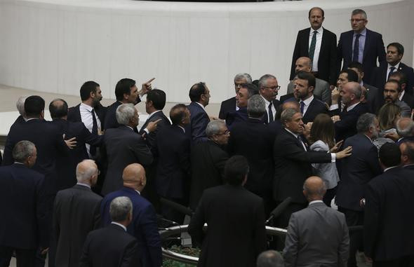 Yeni dönemin ilk Meclis kavgası: AKP’liler kürsüde HDP’li Ahmet Şık’ın üzerine yürüdü - Resim: 4