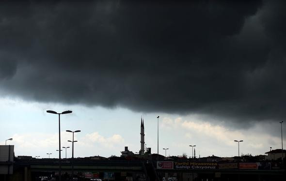 İstanbul'da bulutlar gündüzü geceye çevirdi - Resim: 4