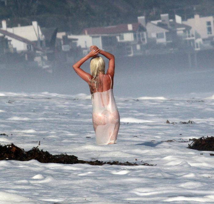 Lady Gaga'dan Malibu sahillerinde cesur çekim! - Resim: 2