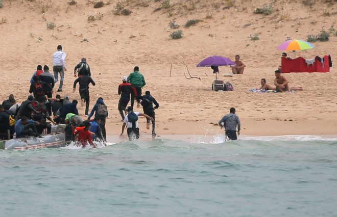 Turistler neye uğradığını şaşırdı! Çıplaklar plajına çıkarma - Resim: 3