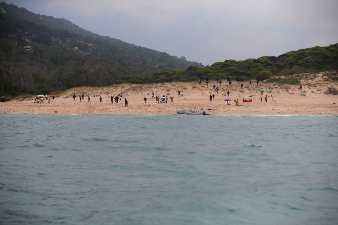 Turistler neye uğradığını şaşırdı! Çıplaklar plajına çıkarma - Resim: 4