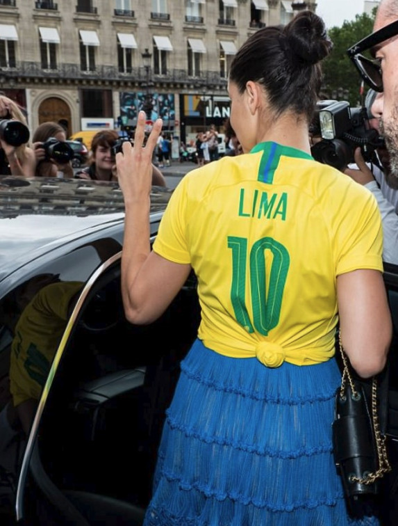 Adriana Lima’dan Brezilya’ya destek - Resim: 4