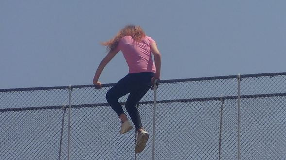 Kahraman polis köprüden atlayan kadını havada yakaladı - Resim: 1