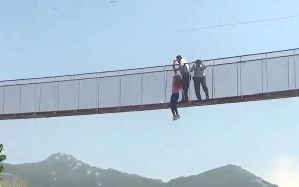 Kahraman polis köprüden atlayan kadını havada yakaladı - Resim: 4