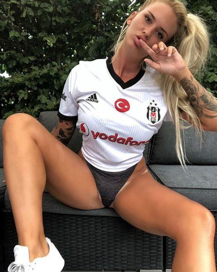 Seksi model Natasha Thomsen'dan Beşiktaş formalı paylaşım - Resim: 2