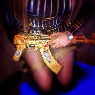 Instagram'da görgüsüzlük savaşı! Altın silahlar, çıplak modeller, lüks araçlar... - Resim: 2