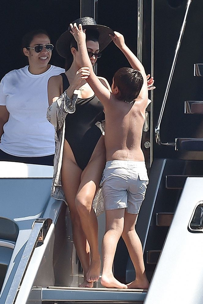 Kourtney Kardashian özel yatında tatilde - Resim: 4
