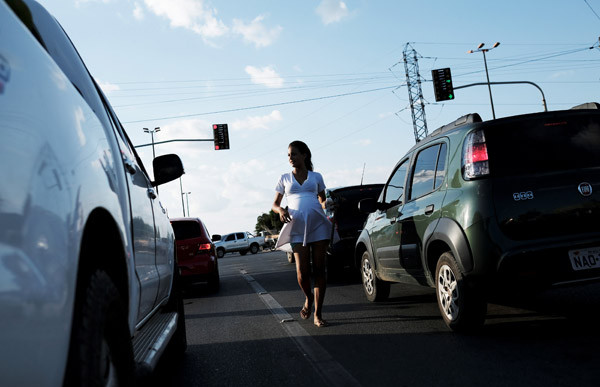 19 yaşındaki hamile genç kız Brezilya'da araba camı siliyor - Resim: 2