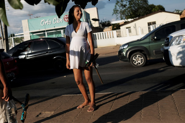 19 yaşındaki hamile genç kız Brezilya'da araba camı siliyor - Resim: 3
