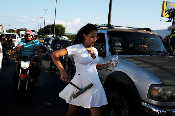 19 yaşındaki hamile genç kız Brezilya'da araba camı siliyor - Resim: 4