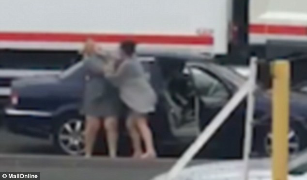 Trafikte kavga eden iki kadının görüntüleri interneti salladı - Resim: 1