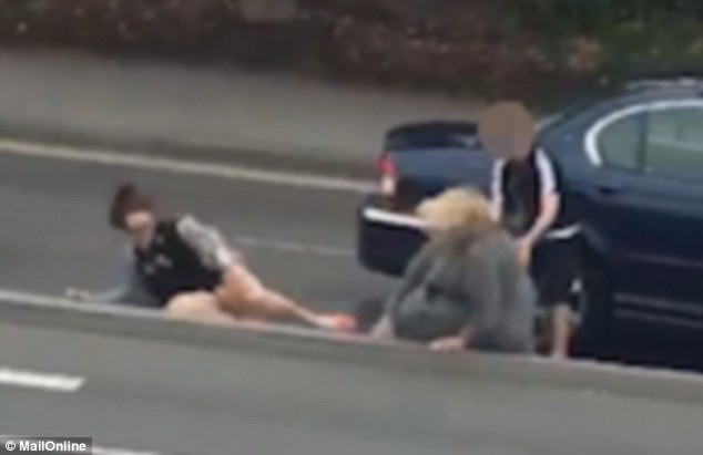 Trafikte kavga eden iki kadının görüntüleri interneti salladı - Resim: 2