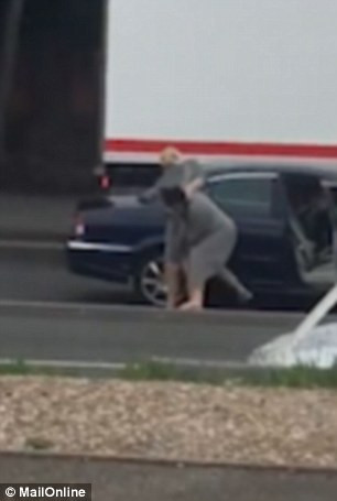 Trafikte kavga eden iki kadının görüntüleri interneti salladı - Resim: 3