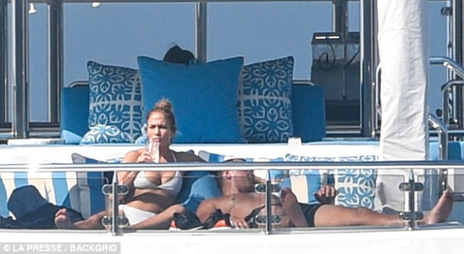 49 yaşındaki Jennifer Lopez gençlere taş çıkarttı - Resim: 1